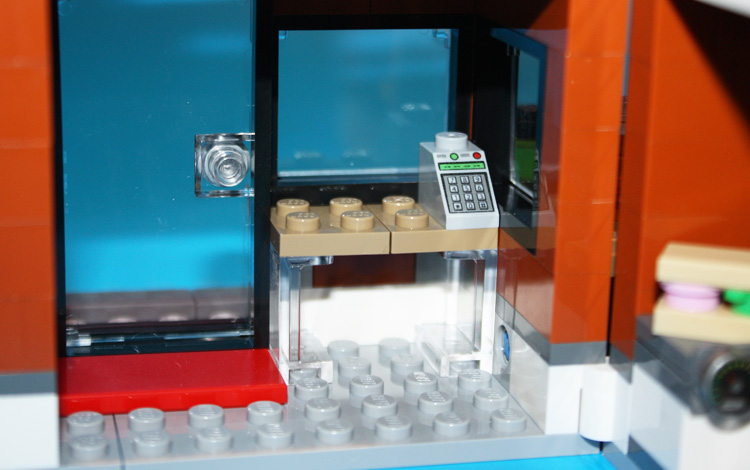 \"LEGO_Creator_Deli_Corner_31050_12\"