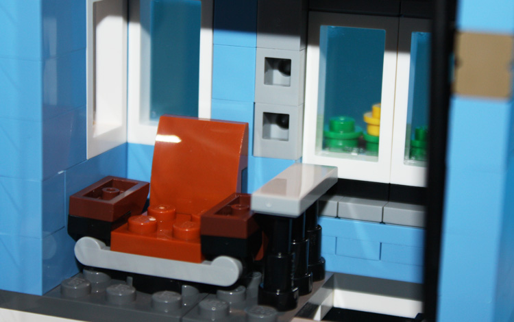 \"LEGO_Creator_Deli_Corner_31050_13\"