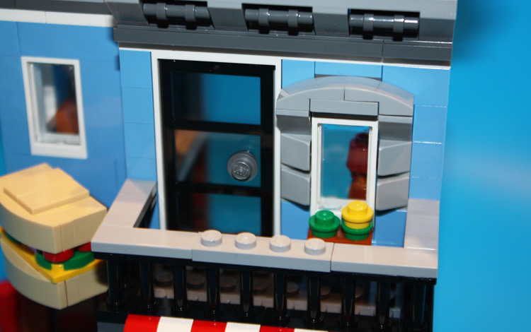 \"LEGO_Creator_Deli_Corner_31050_15\"