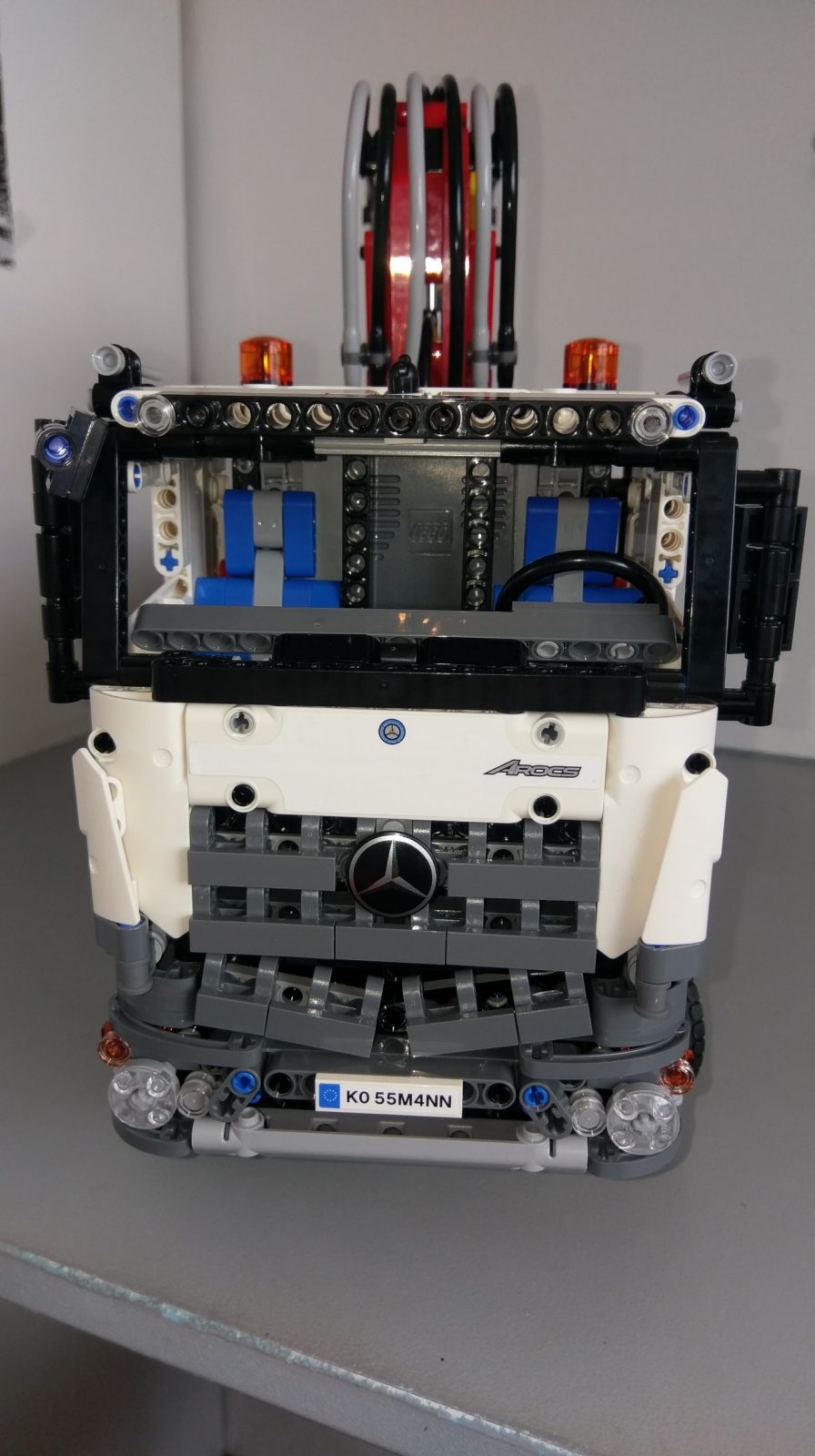 \"2016-08-15_LEGO_Technic_Mercedes-Benz_Arocs_13\"