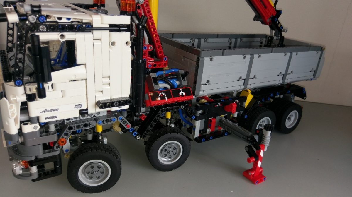 \"2016-08-15_LEGO_Technic_Mercedes-Benz_Arocs_16\"