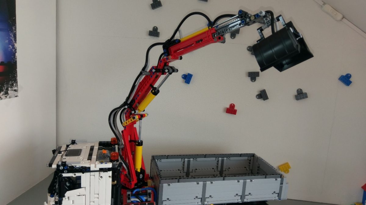 \"2016-08-15_LEGO_Technic_Mercedes-Benz_Arocs_19\"