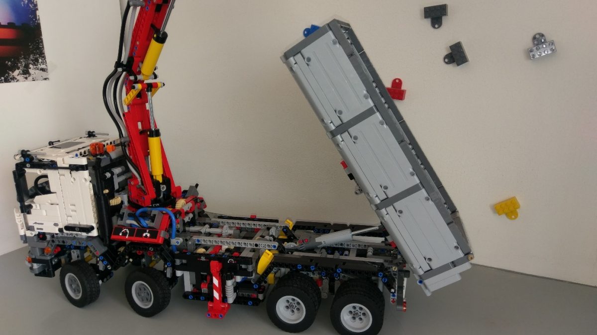 \"2016-08-15_LEGO_Technic_Mercedes-Benz_Arocs_21\"