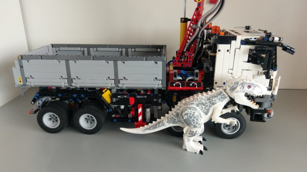 \"2016-08-15_LEGO_Technic_Mercedes-Benz_Arocs_23\"