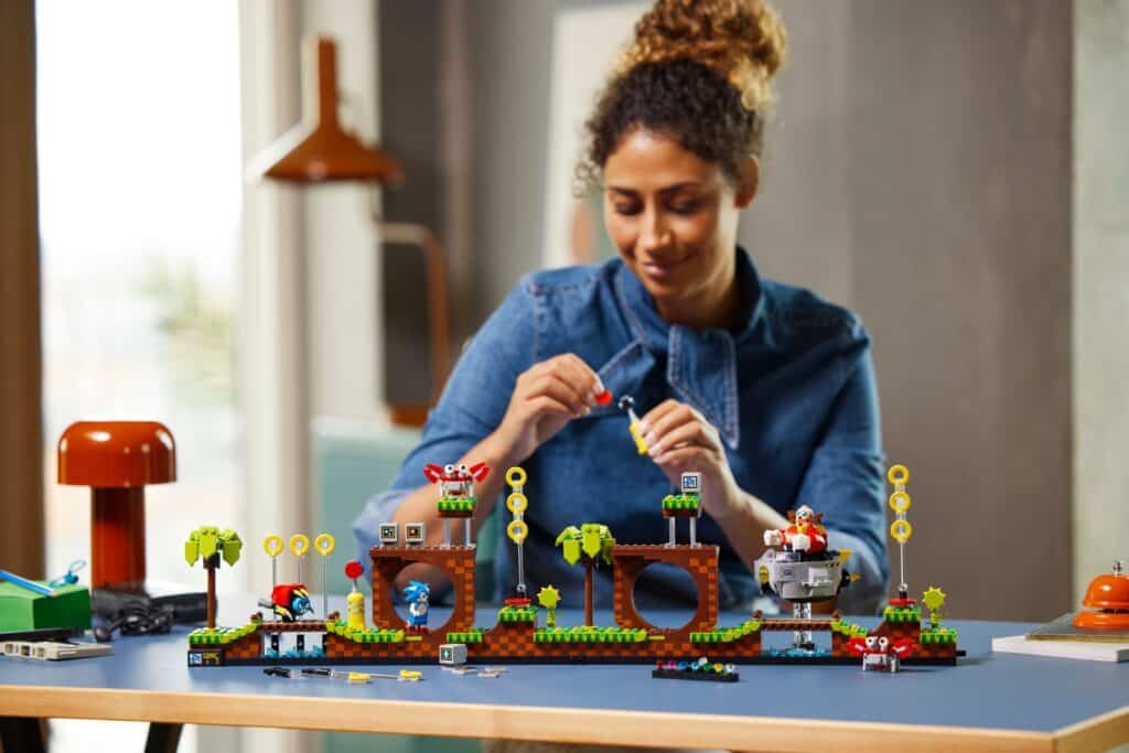 LEGO Ideas 21331 Sonic the Hedgehog Green Hill Zone - Lifestyle (1)