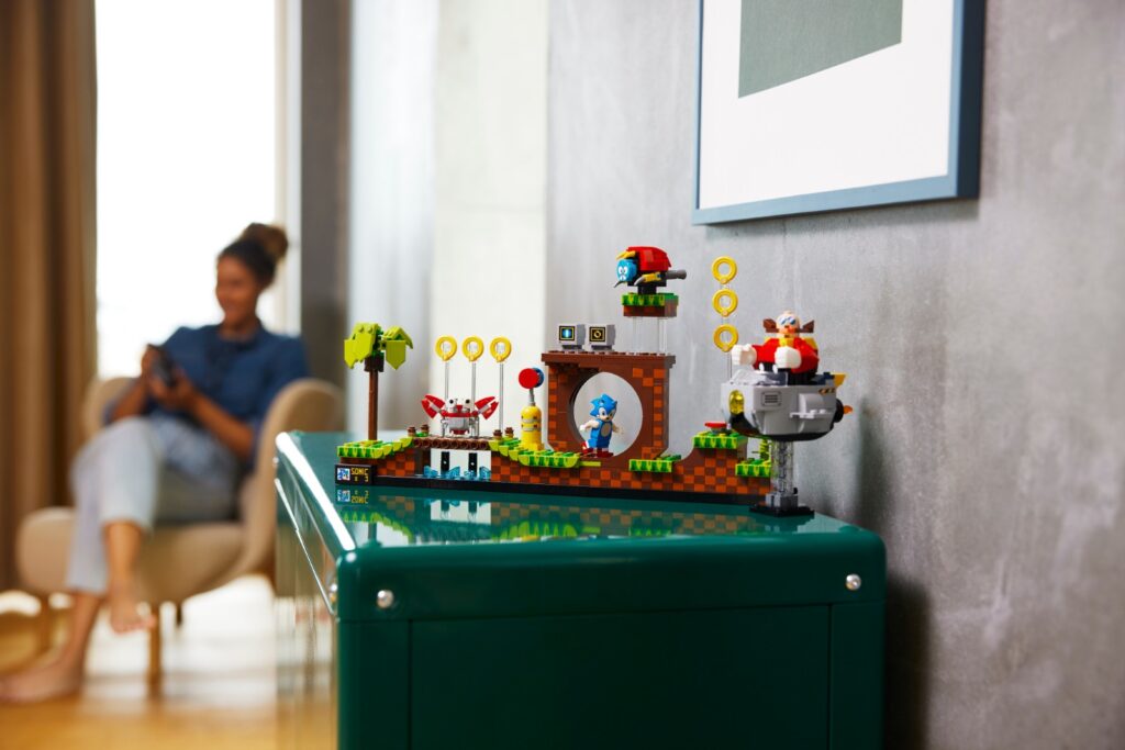 LEGO Ideas 21331 Sonic the Hedgehog Green Hill Zone - Lifestyle (11)