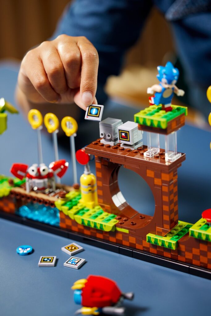 LEGO Ideas 21331 Sonic the Hedgehog Green Hill Zone - Lifestyle (13)