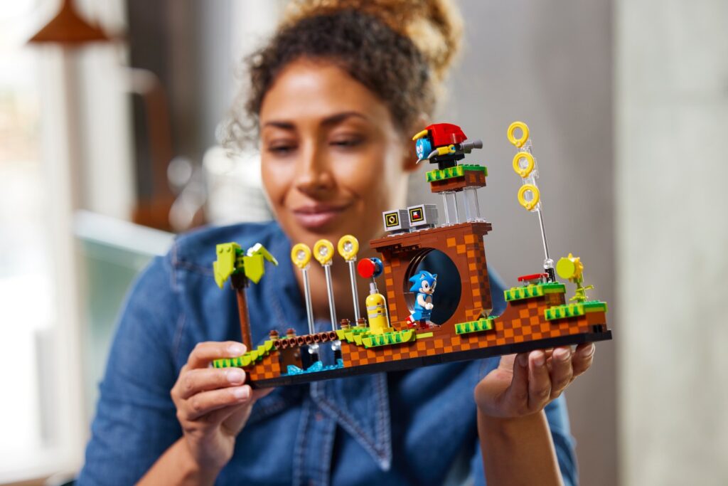 LEGO Ideas 21331 Sonic the Hedgehog Green Hill Zone - Lifestyle (2)
