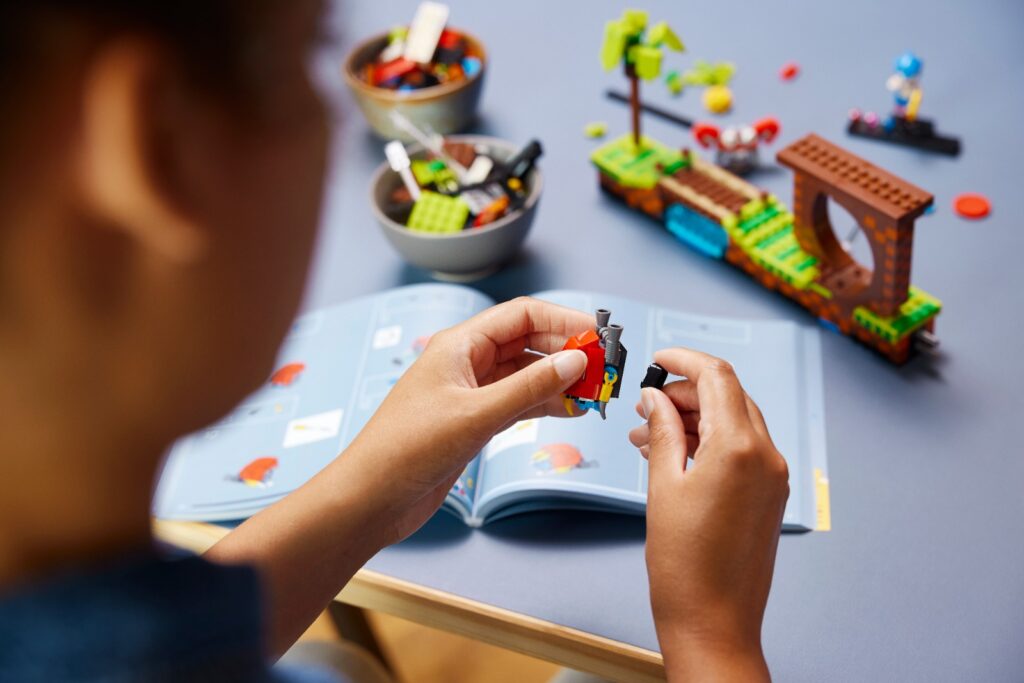 LEGO Ideas 21331 Sonic the Hedgehog Green Hill Zone - Lifestyle (5)