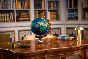 LEGO Ideas 21332 The Globe - Lifestyle