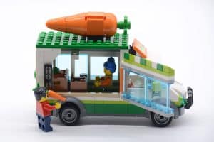 lego 60345 farmers market van (13)