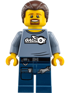 mother doomsday minifigures met referentie naar galidor met het logo van het thema