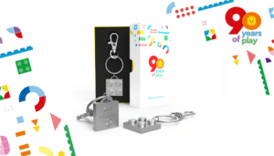 gratis lego 90 years of play keychain