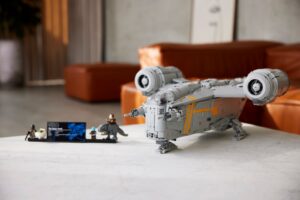 lego star wars 75331 the razor crest lifestyle (17)