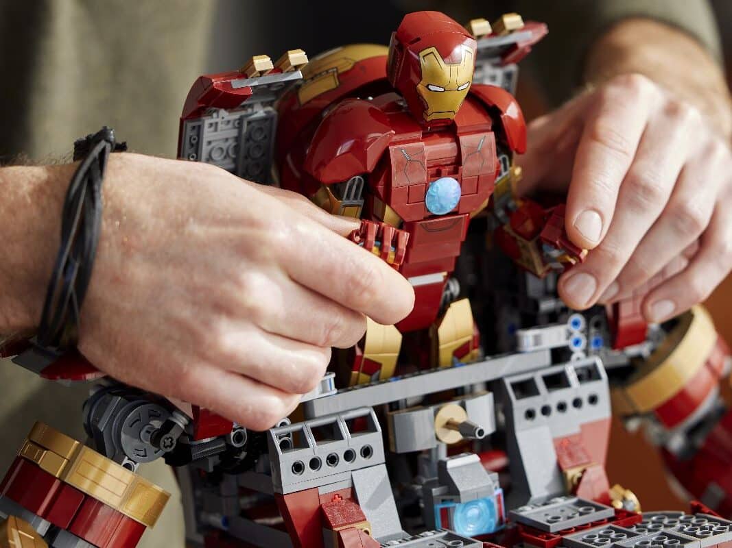 lego marvel 76210 hulkbuster lifestyle (7)
