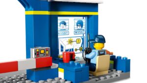 lego city 60370 police station chase (6)