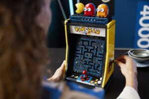 lego icons 10323 pac man arcade machine lifestyle (1)