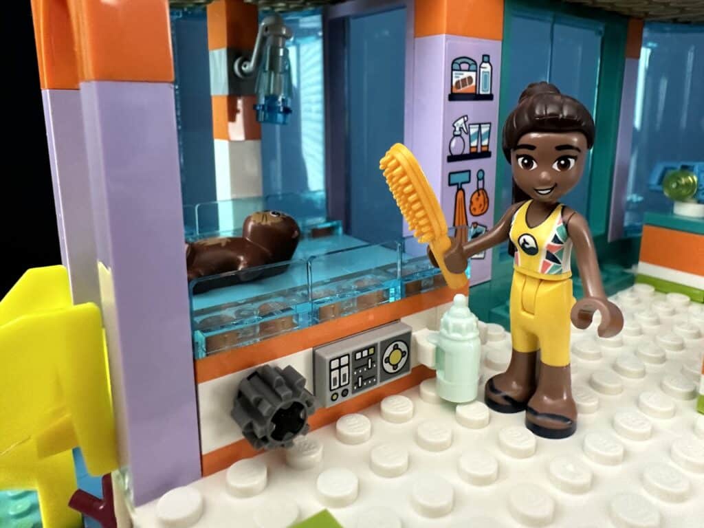 lego friends 41736 sea rescue center 10