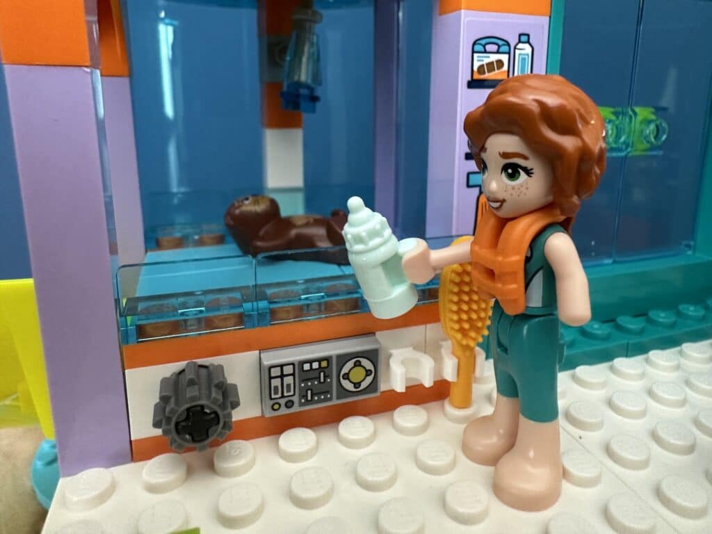 lego friends 41736 sea rescue center 12