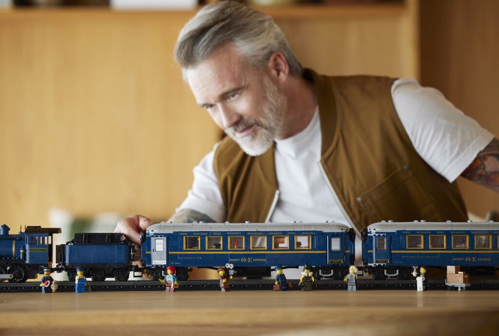 lego ideas 21344 orient express lifestyle (14)