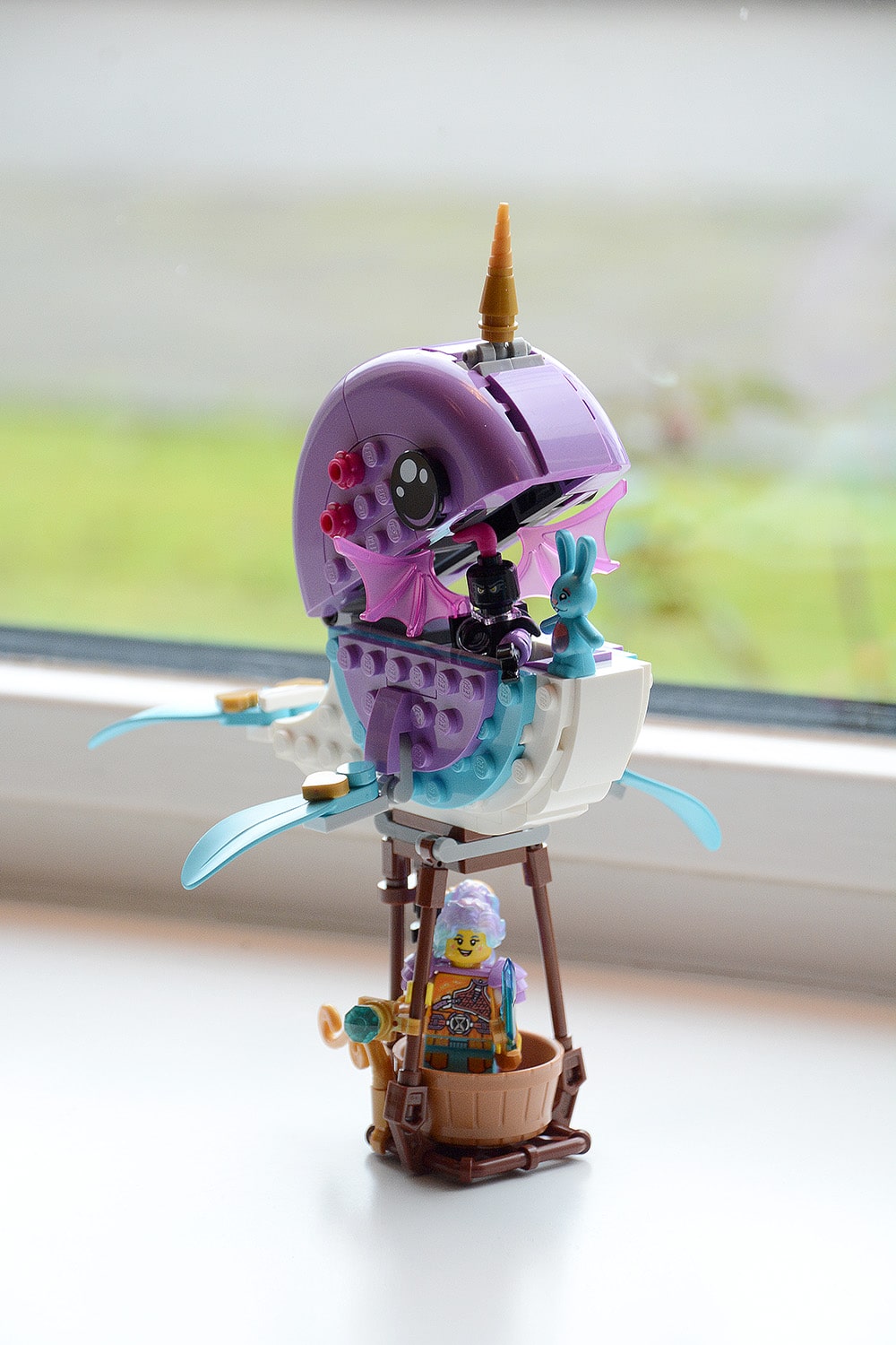 review lego dreamzzz 71472 izzie's narwhal hot air balloon (6)