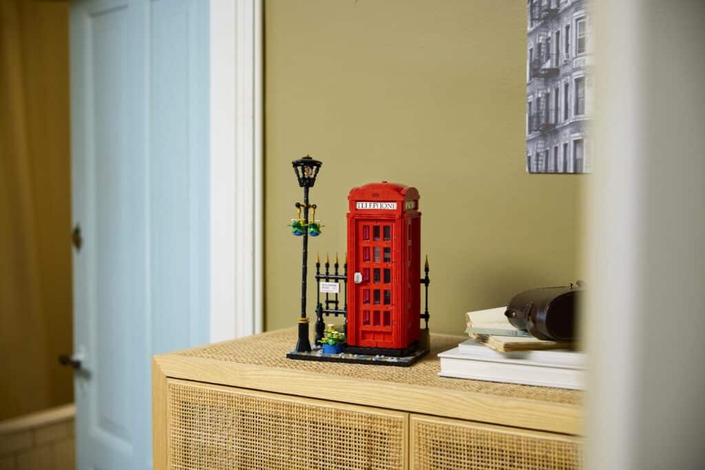 lego ideas 21347 red london telephone box lifestyle (1)