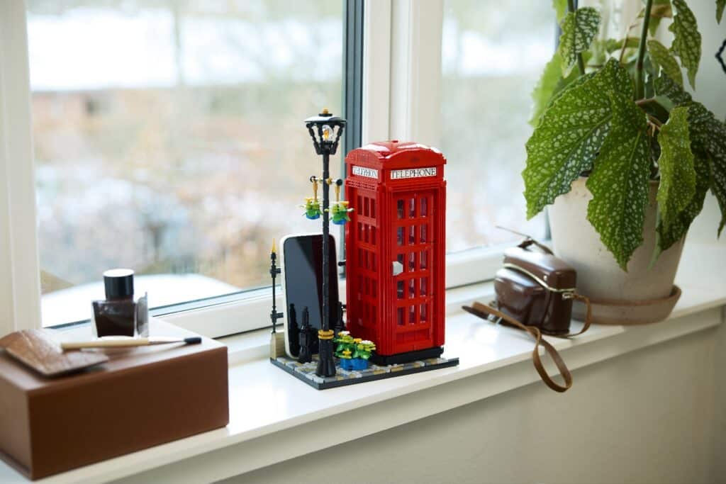 lego ideas 21347 red london telephone box lifestyle (4)