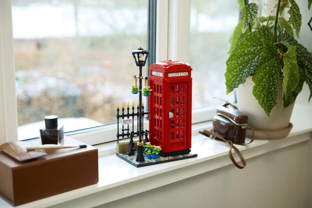 lego ideas 21347 red london telephone box lifestyle (7)