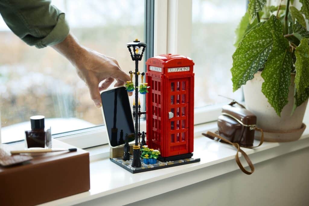 lego ideas 21347 red london telephone box lifestyle (9)