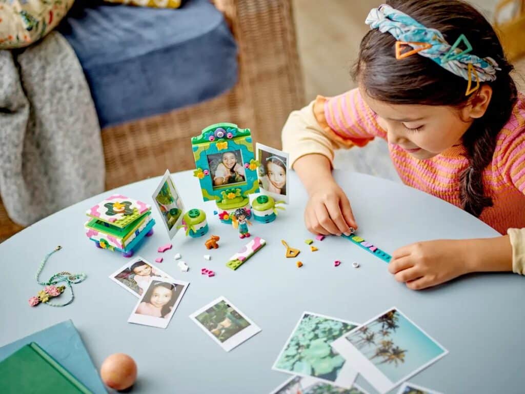 lego disney 43239 mirabel’s photo frame and jewelry box (4)