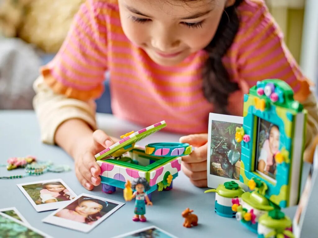 lego disney 43239 mirabel’s photo frame and jewelry box (7)
