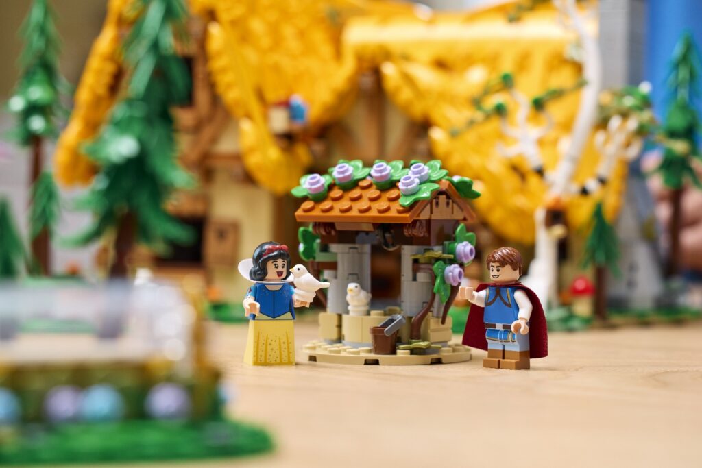 lego disney 43242 snow white and the seven dwarfs’ cottage lifestyle (10)