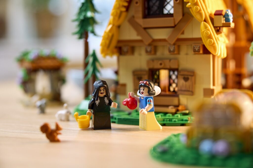 lego disney 43242 snow white and the seven dwarfs’ cottage lifestyle (5)