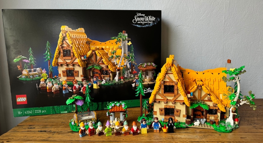 [Review] LEGO Disney 43242 Snow White and the Seven Dwarfs’ Cottage – de mooiste van het land?