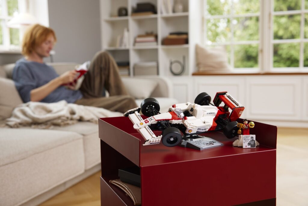 lego icons 10330 mclaren mp44 & ayrton senna (5)
