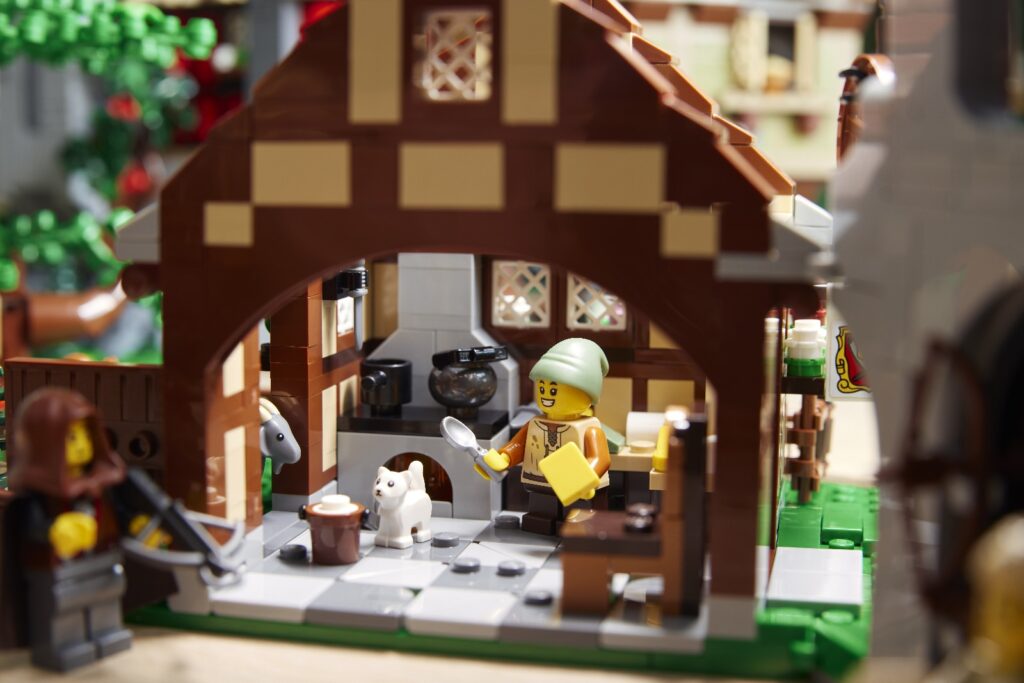 lego icons 10332 medieval town square lifestyle (3)