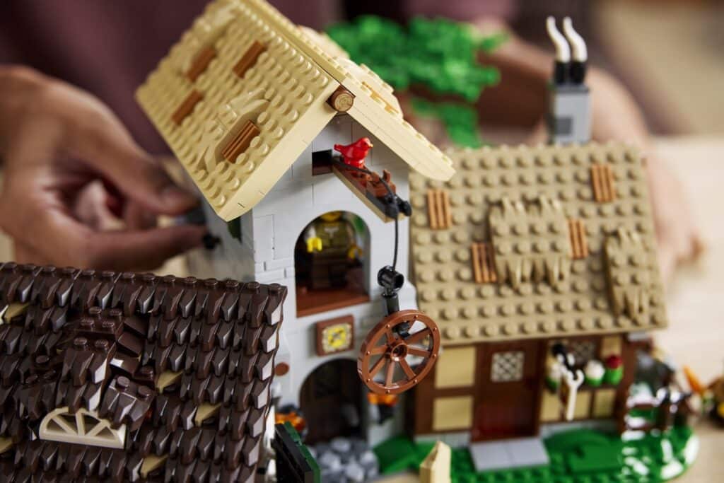 lego icons 10332 medieval town square lifestyle (4)