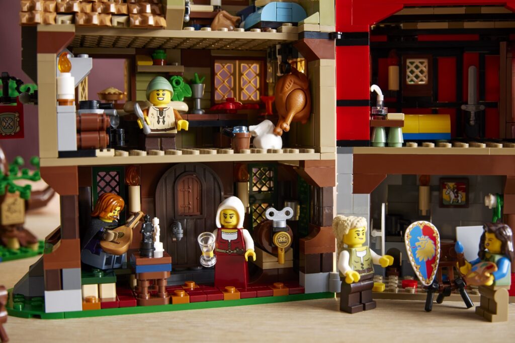 lego icons 10332 medieval town square lifestyle (8)