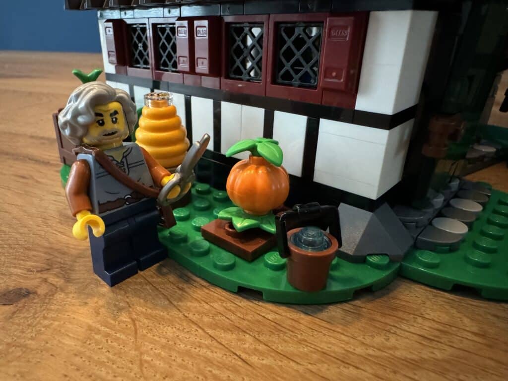 lego icons 10332 medieval town square00090