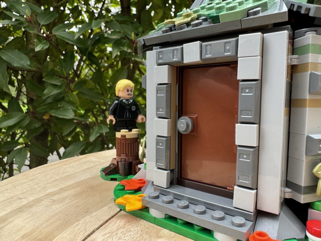 lego harry potter 76 428 hagrids hut an unexpected visit00014