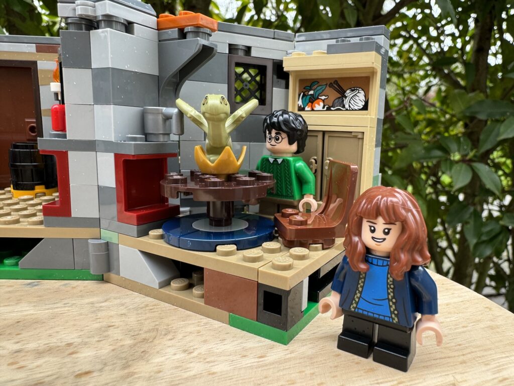 lego harry potter 76 428 hagrids hut an unexpected visit00027