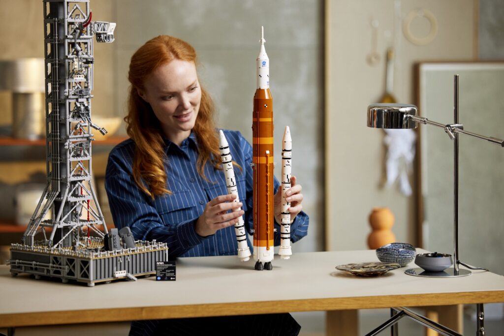lego icons 10341 nasa artemis space launch system lifestyle (1)