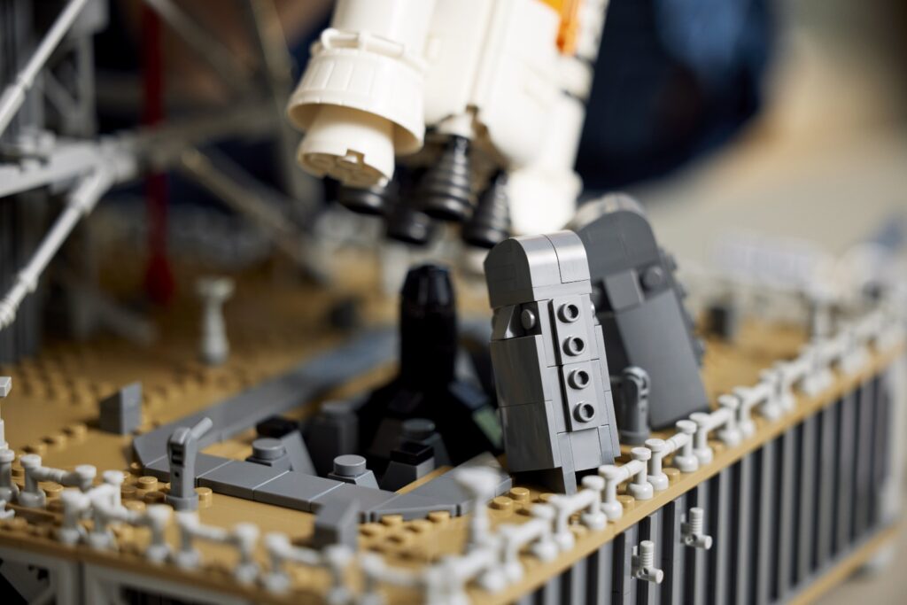 lego icons 10341 nasa artemis space launch system lifestyle (11)