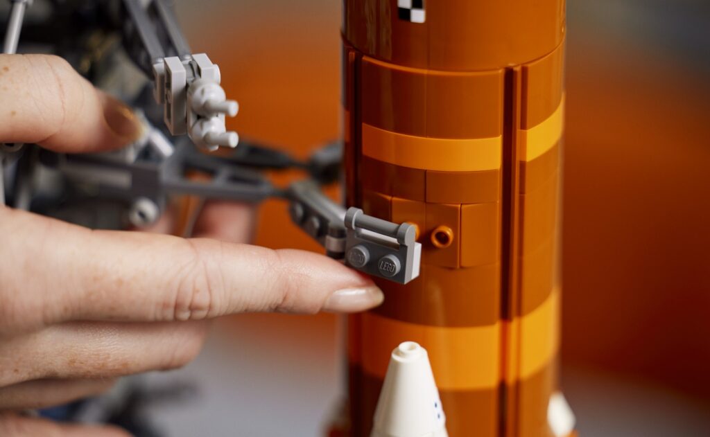 lego icons 10341 nasa artemis space launch system lifestyle (13)