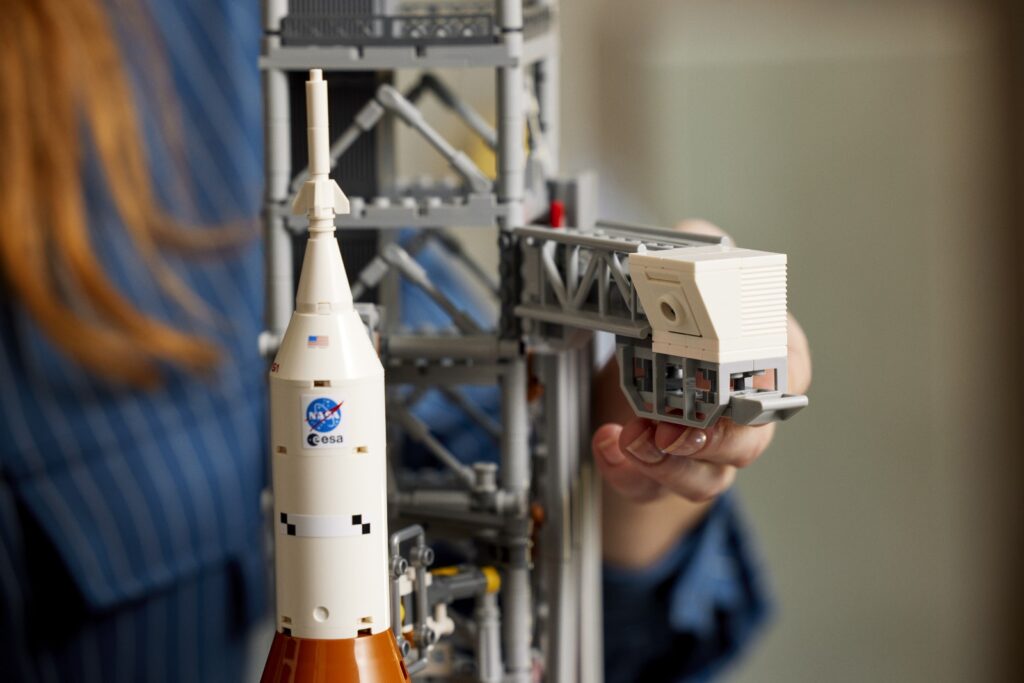 lego icons 10341 nasa artemis space launch system lifestyle (3)