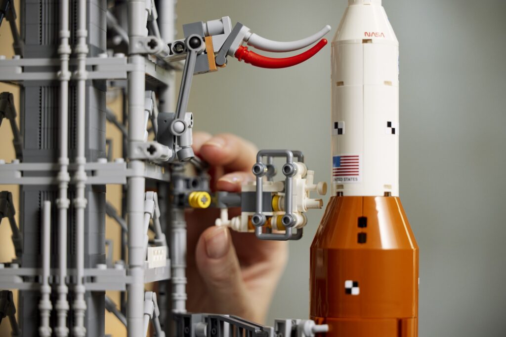 lego icons 10341 nasa artemis space launch system lifestyle (5)