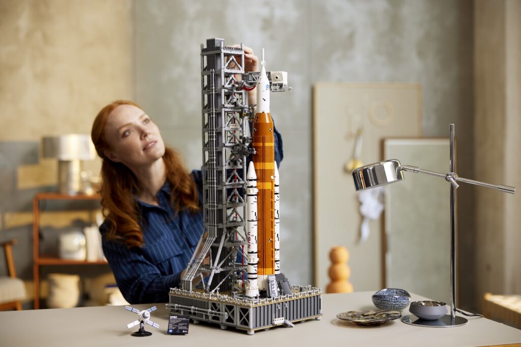 lego icons 10341 nasa artemis space launch system lifestyle (6)