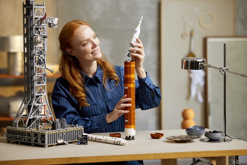 lego icons 10341 nasa artemis space launch system lifestyle (7)