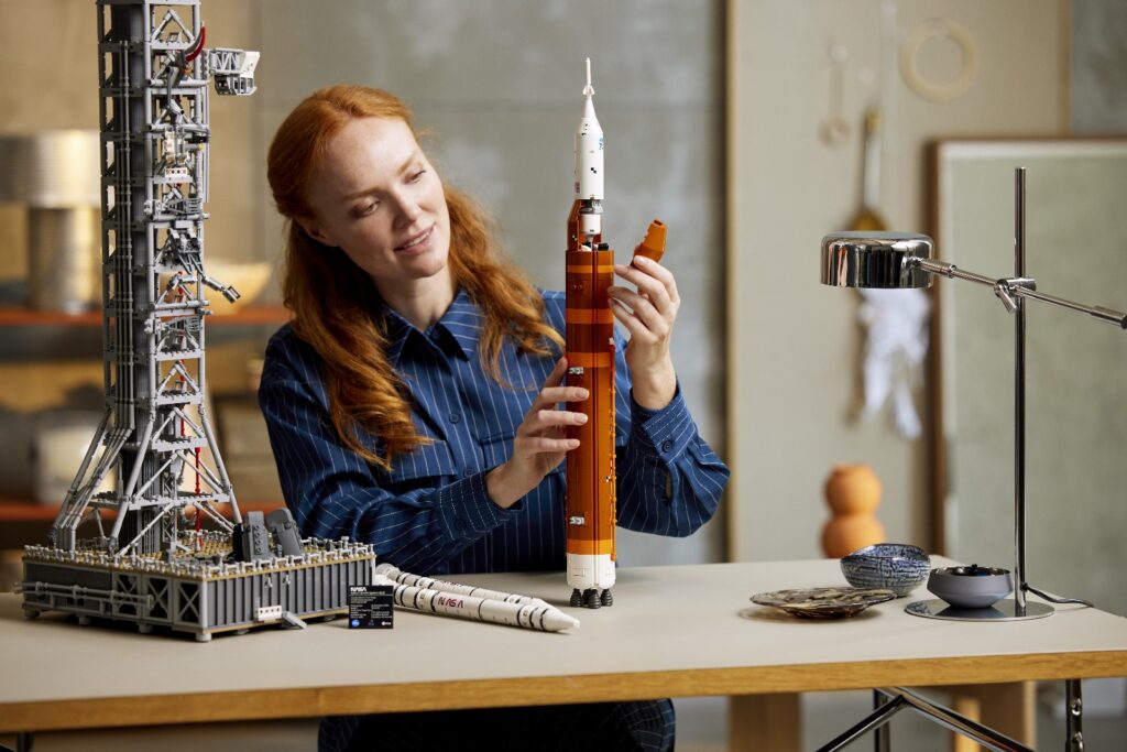 lego icons 10341 nasa artemis space launch system lifestyle (8)