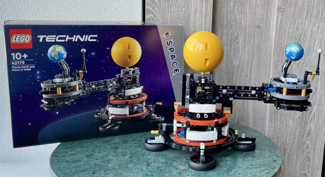 [Review] LEGO Technic Planet Earth and Moon in Orbit – wie draait nu om wie?